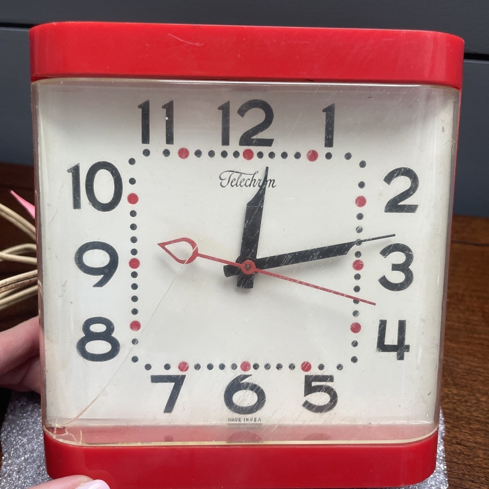 VINTAGE WORKING ELECTRIC CLOCK POST WWII CHERRY RED PLASTIC model 2H31